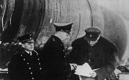 На фото: передача цистерн с нефтью немецким железнодорожникам,1940 год.