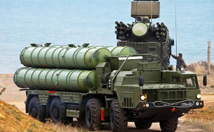 На фото: зенитный ракетный комплекс С-400 "Триумф"