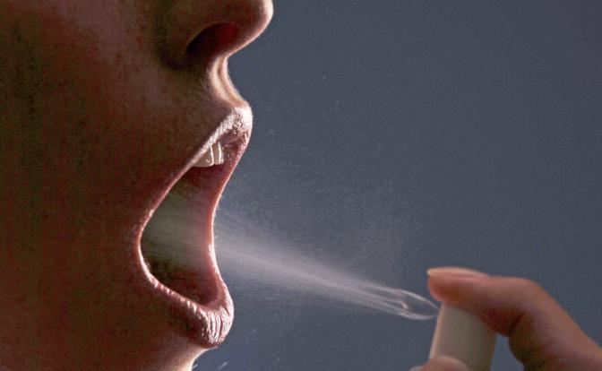 Медики назвали опасную причину неприятного запаха изо рта