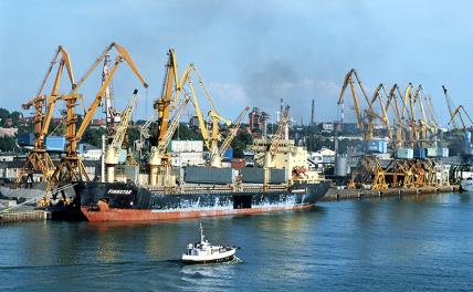 На фото: морской порт в Клайпеде