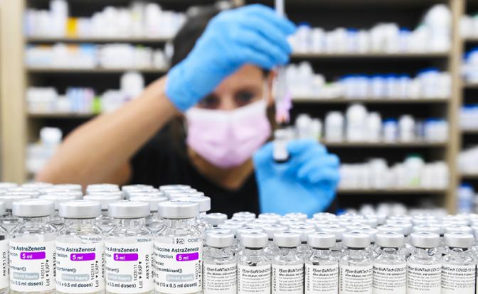 На фото: вакцина против коронавируса Covid-19 Pfizer-BioNTech