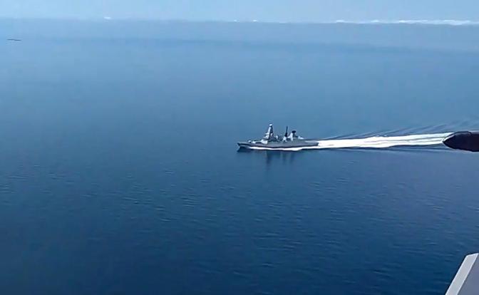 На фото: эсминец Великобритании "Дефендер" нарушил государственную границу РФ