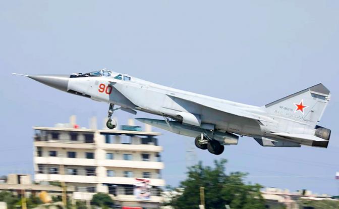 На фото: истребитель МиГ-31 на авиабазе "Хмеймим". Минобороны РФ проводит совместные учения ВМФ России и авиации ВКС России в Средиземном море по тренировке отражения атаки условного противника.