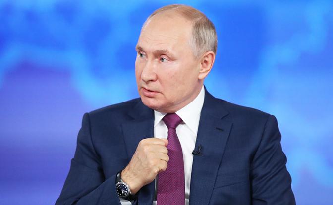 На фото: президент России Владимир Путин во время ежегодной специальной программы "Прямая линия с Владимиром Путиным" в студии Центра международной торговли.