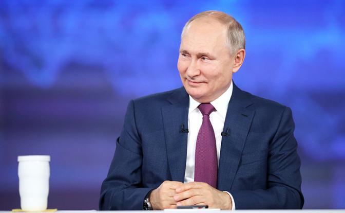 На фото: президент России Владимир Путин во время ежегодной специальной программы "Прямая линия с Владимиром Путиным" в студии Центра международной торговли.