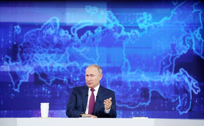 На фото: президент России Владимир Путин во время ежегодной специальной программы "Прямая линия с Владимиром Путиным"