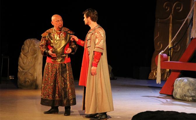 На фото: сцена спектакля АЛЕКСАНДР. ПРИБЫТИЕ В КАРАКОРУМ