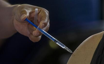 Просто вода: 800 человек получили поддельную прививку от коронавируса