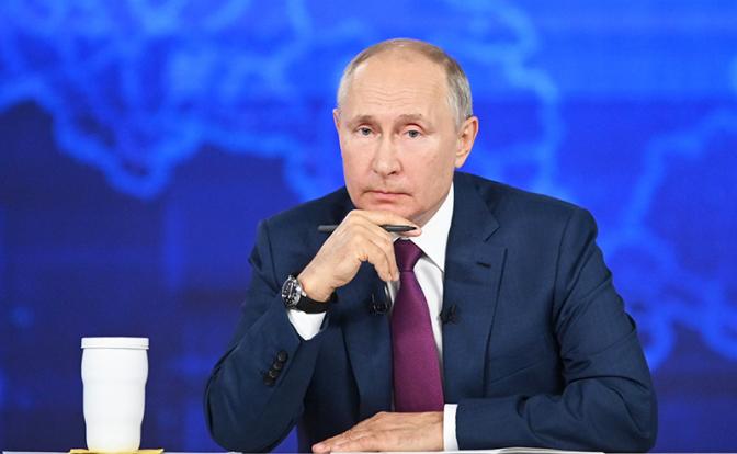 На фото: президент России Владимир Путин во время ежегодной специальной программы "Прямая линия с Владимиром Путиным" в студии Центра международной торговли.