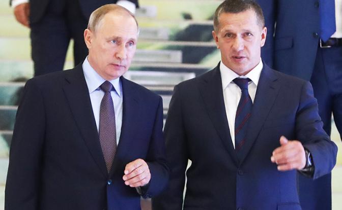 На фото: президент РФ Владимир Путин и полномочный представитель президента РФ в Дальневосточном федеральном округе Юрий Трутнев (слева направо)