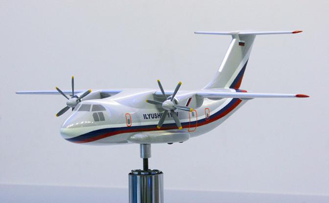 На фото: модель легкого транспортного самолета ИЛ-112