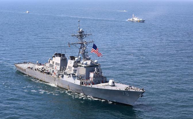 На фото: эсминец с управляемыми ракетами USS Porter (DDG 78) находится в Черном море во время учений Sea Breeze