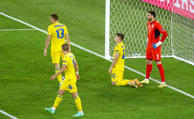 На фото: игроки сбороной Украины осле проигрыша в 1/4 финала чемпионата Европы по футболу 2020: Украина - Англия