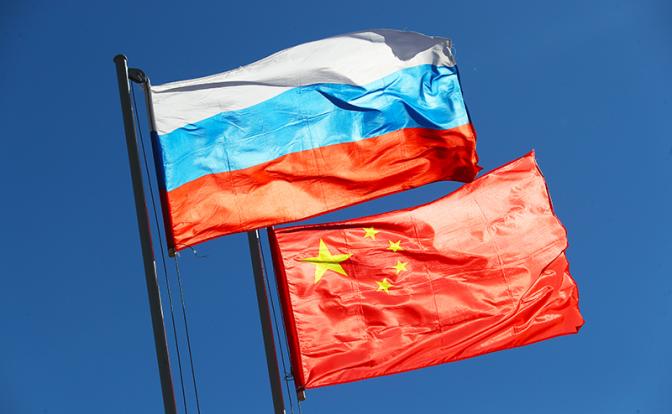 Аналитик указал на сигнал о резком усилении дедолларизации