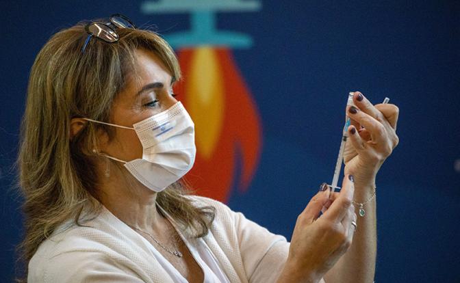 «Покажите коронавирусу справку»: эксперт подискутировал с представителем Минздрава