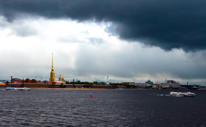 На фото: грозовые облака над Невой.