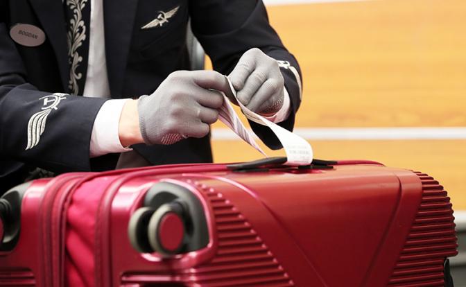 На фото: наклеивание бирки ручной клади в международном аэропорту Шереметьево, откуда возобновлено авиасообщение с Мальдивами, прерванное ранее для предотвращения распространения новой коронавирусной инфекции COVID-19