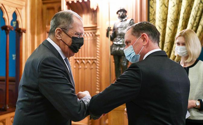 На фото: министр иностранных дел РФ Сергей Лавров и сопредседатель партии "Альтернатива для Германии" Тино Крупалла (слева направо) во время встречи