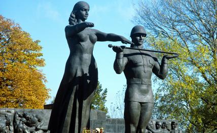 На фото: фрагмент монумента славы Советской Армии (скульпторы Дмитрий Крвавич, Эммануил Мисько, Ярослав Мотыка)