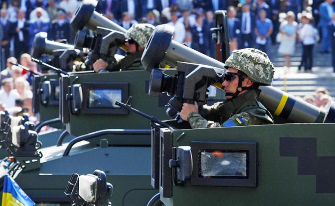 На фото: солдаты украинской армии держат в руках переносное противотанковое оружие США Javelin