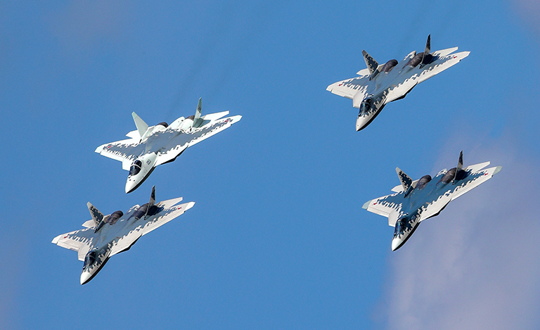 На фото: истребители Су-57 во время подготовки к открытию Международного авиационно-космического салона МАКС-2019 в Жуковском.