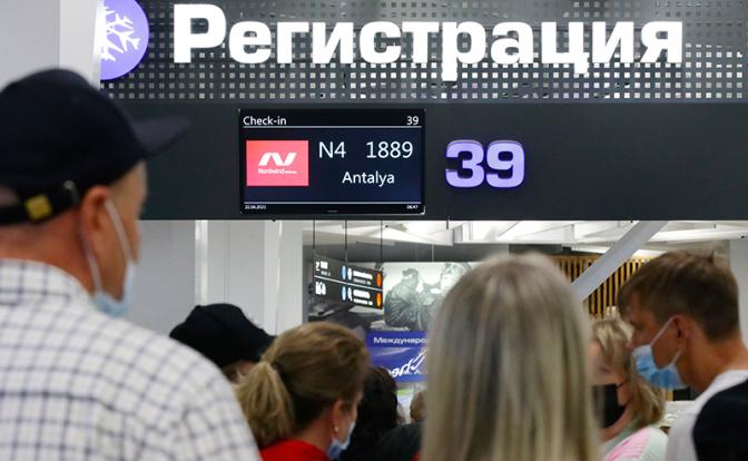 На фото: пассажиры во время регистрации на рейс