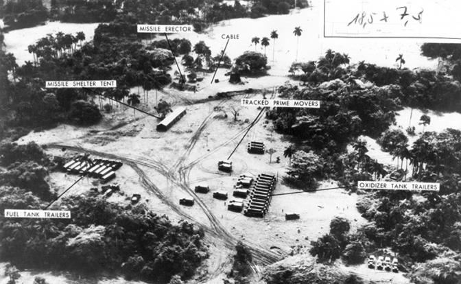 На фото: вид с воздуха на советские ракетные комплексы на Кубе, 30 сентября 1962 года.
