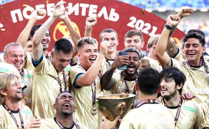На фото: игроки "Зенита" радуются победе в матче за Суперкубок России по футболу между командами "Зенит" (Санкт-Петербург) и "Локомотив" (Москва).