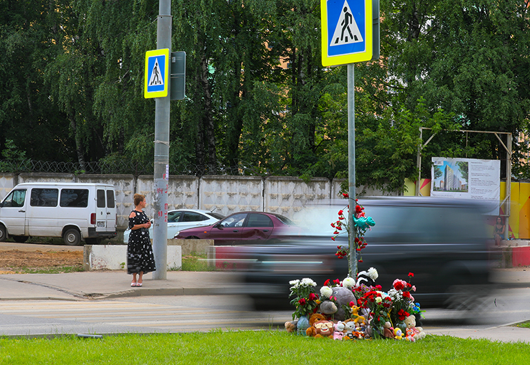 На фото: цветы и детские игрушки на месте ДТП на улице Авиаторов, где 16 июня на пешеходном переходе 18-летняя девушка за рулем автомобиля сбила троих детей. Двое из детей скончались в больнице.