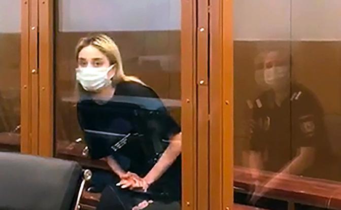 На фото: 18-летняя Валерия Башкирова, сбившая на машине трех детей во время избрания меры пресечения в Никулинском районном суде.