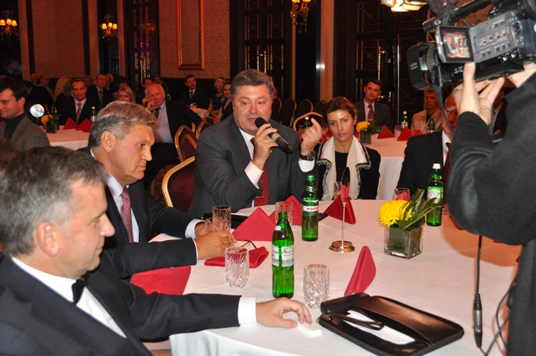 На фото: Петр Порошенко на вечере русского посольства в Киеве