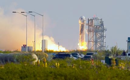 На фото: запуск космического корабля New Shepard компании Blue Origin с космодрома в районе города Ван-Хорн. В число пассажиров вошли основатель Amazon Джефф Безос.