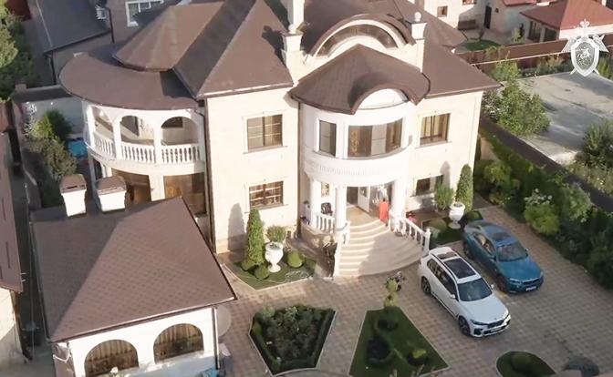 На фото: дом начальника управления ГИБДД Ставропольского края Алексея Сафонова, который был задержан по подозрению в получении взяток на общую сумму более 19 млн рублей.