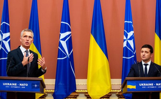 На фото: генсек НАТО Йенс Столтенберг и президент Украины Владимир Зеленский(слева направо)