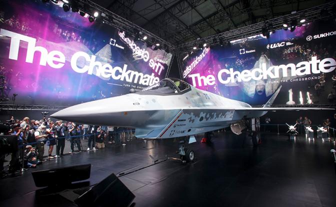 На фото: модель нового легкого тактического однодвигательного истребителя (ЛТС) в павильоне компании «Сухой» Checkmate во время презентации на открытии Международного авиационно-космического салона МАКС-2021.