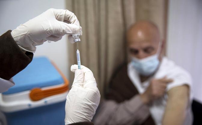 На фото: вакцинация от коронавируса COVID-19 препаратом Pfizer-BioNTech