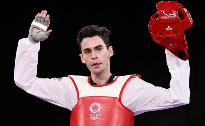 На фото: Михаил Артамонов (ОКР) после победы в поединке за 3-е место против Лукаса Гусмана (Аргентина).