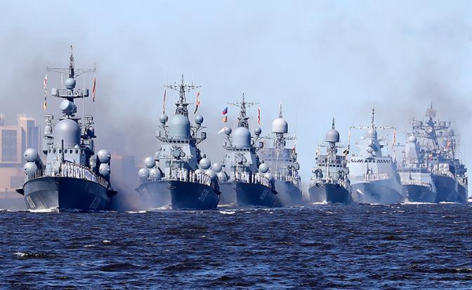 На фото: боевые корабли в кильватерном строю на Кронштадтском рейде во время Главного военно-морского парада в честь Дня Военно-морского флота России.