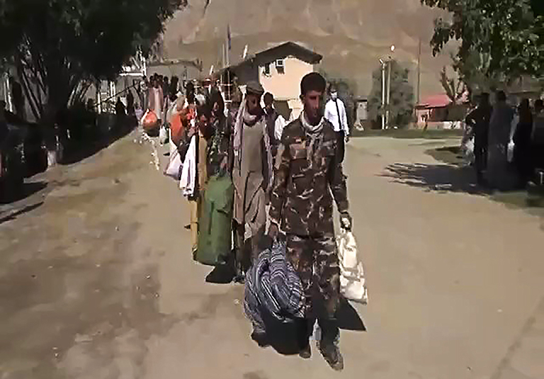 На фото: афганские беженцы в приграничной зоне в Хороге, Горно-Бадахшанская автономная область. 