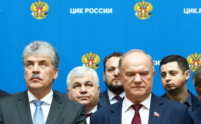 На фото: директор совхоза имени Ленина Павел Грудинин и лидер КПРФ Геннадий Зюганов (слева направо на первом плане)