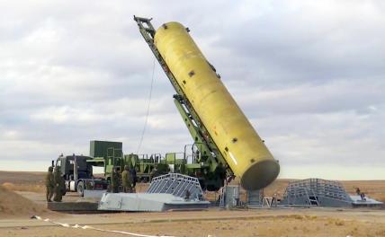 На фото: военнослужащие противовоздушной и противоракетной обороны ВКС РФ устанавливают новую ракету системы ПРО для проведения испытаний на полигоне Сары-Шага.