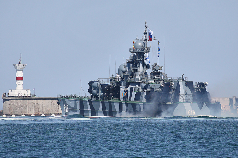 На фото: малый ракетный корабль на воздушной подушке проекта 1239 "Самум" во время военно-морского парада в честь Дня ВМФ России. 