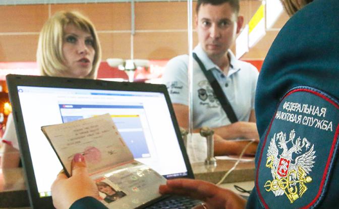 На фото: мобильный офис управления Федеральной налоговой службы по Московской области в аэропорту "Шереметьево", где можно узнать о наличии налоговой задолженности.