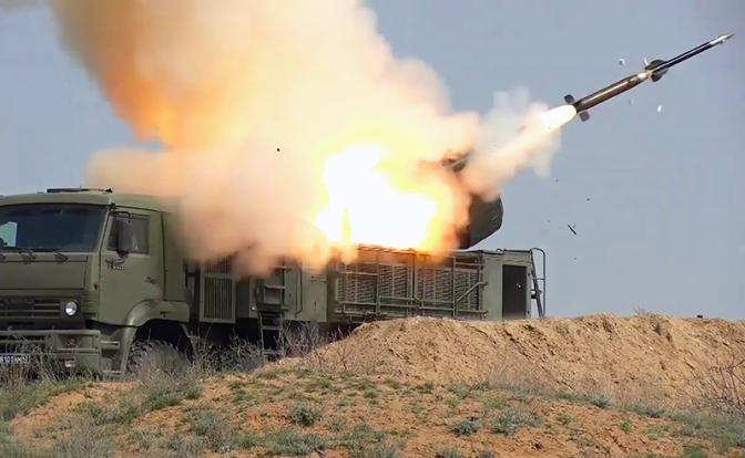 На фото: зенитный ракетно-пушечный комплекс наземного базирования "Панцирь"