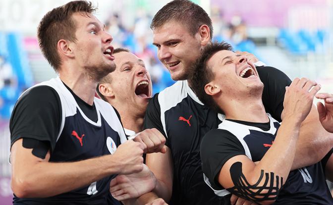 На фото: игроки команды (ОКР) после победы в полуфинале мужского турнира по баскетболу 3×3 в рамках летней Олимпиады в Токио.