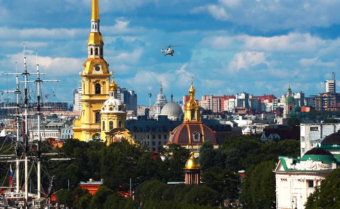 На фото: вид на Петропавловскую крепость с набережной Невы.