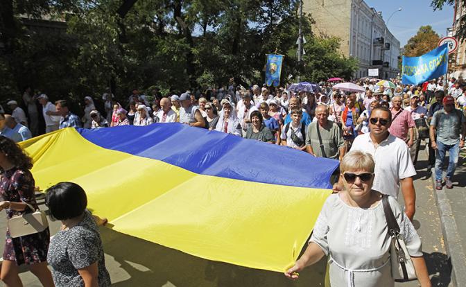 На фото: участники крестного хода по случаю 1033-летия крещения Руси