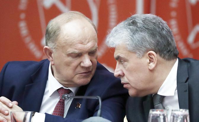 На фото: председатель ЦК КПРФ Геннадий Зюганов и директор Совхоза имени Ленина Павел Грудинин (слева направо).