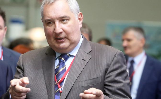 На фото: генеральный директор ГК "Роскосмос" Дмитрий Рогозин (в центре)