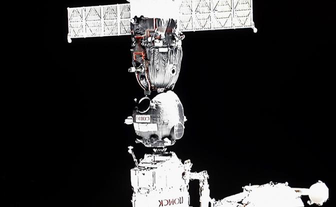 На фото: во время перестыковки пилотируемого корабля "Союз МС-13" с модуля "Звезда" на модуль "Поиск" Международной космической станции (МКС), 2019 год.